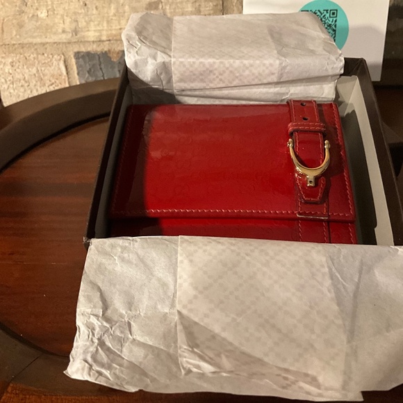 AUTHENTIC GUCCI RED PATENT LEATHER COMPACT WALLET - Picture 1 of 16